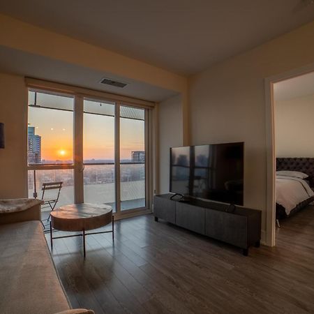 Luxury Condo W/Mesmerizing Sunset Views & Free Parking Toronto Luaran gambar