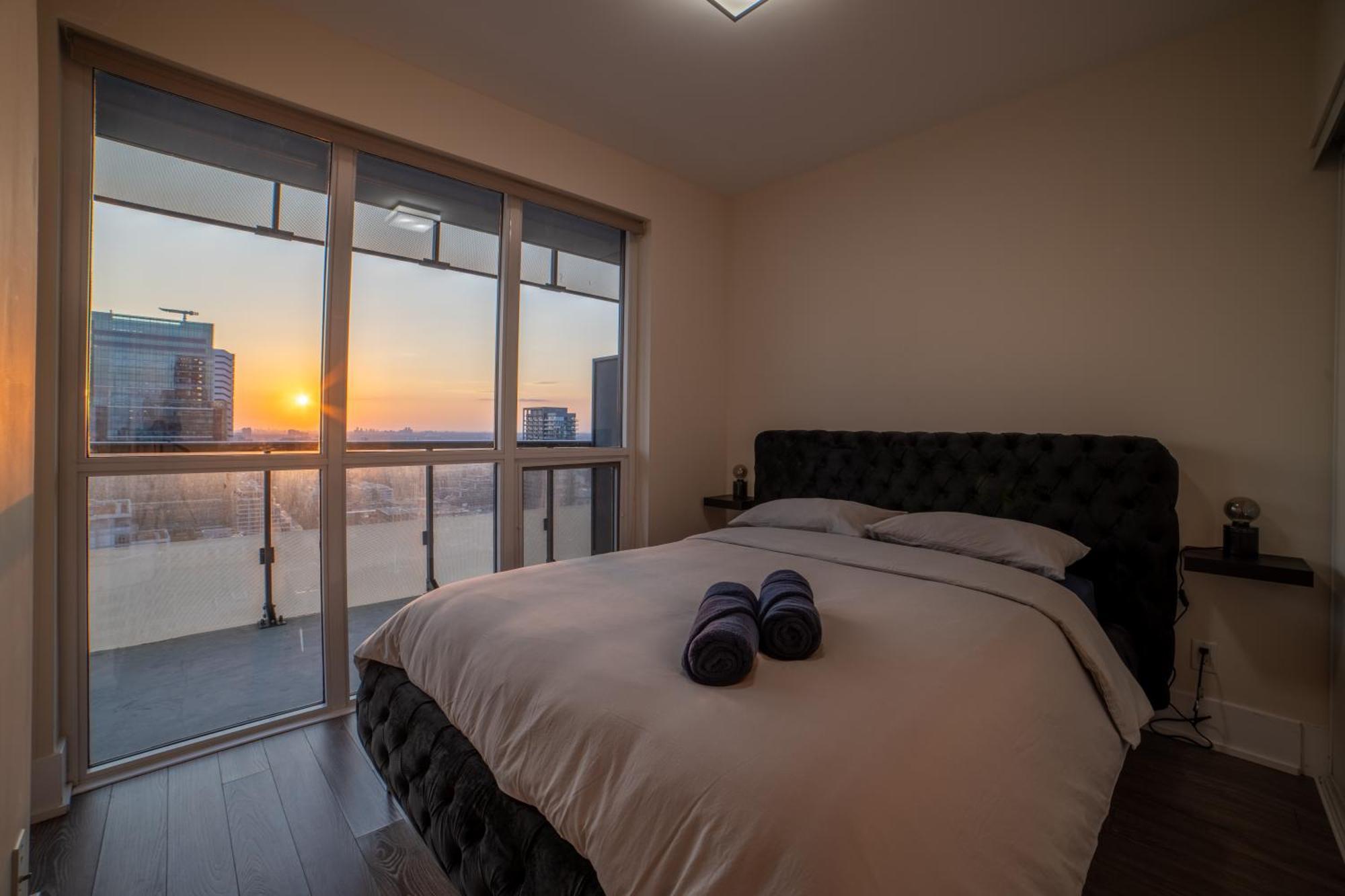 Luxury Condo W/Mesmerizing Sunset Views & Free Parking Toronto Luaran gambar